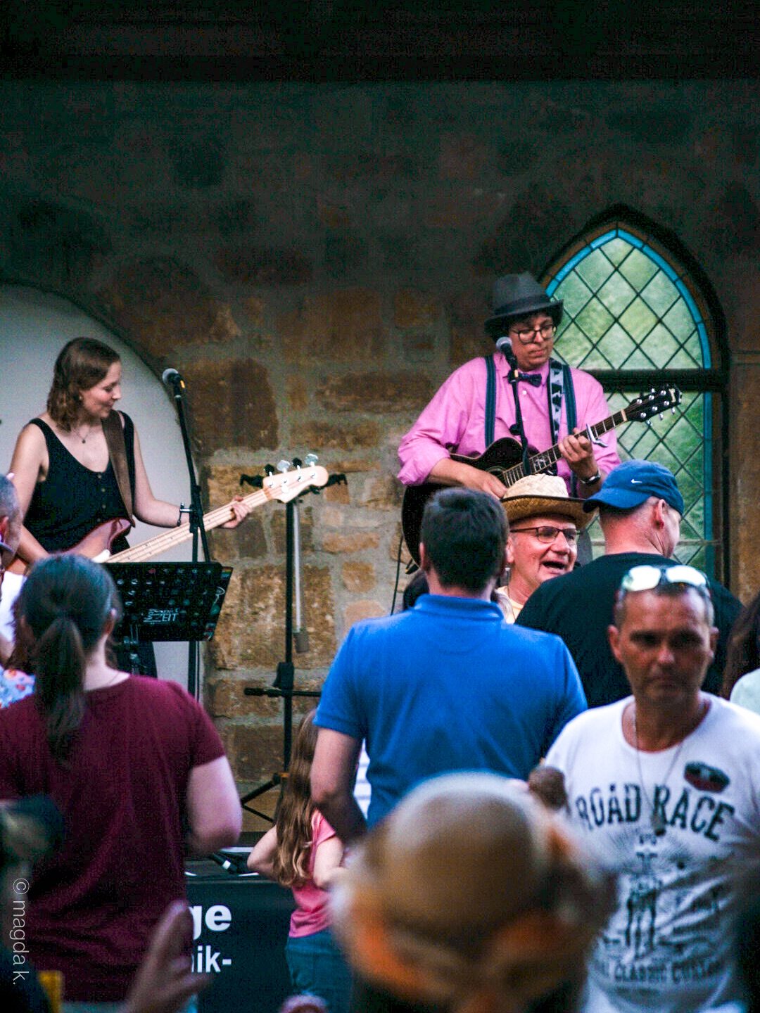 Auf diesem Bild sieht man Christoph und Charlotte. Charlotte spielt Bass und Christoph Gitarre. 